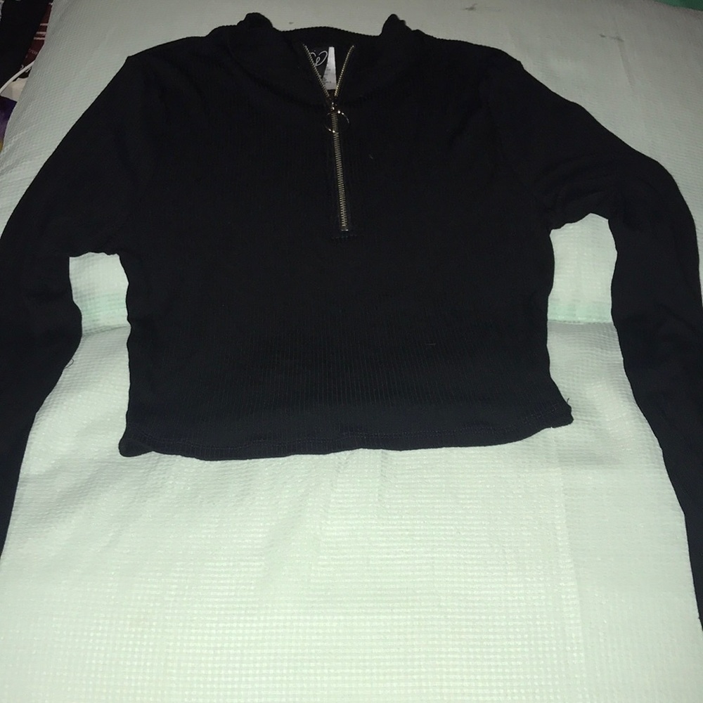 Médium Windsor black crop top with long sleeve